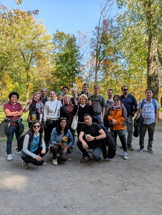 People playing games and speaking French at a Pâtes et Parle meetup in Montréal